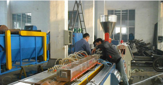Goede prijs. 22kw 120kg/H 10m/Min Lijn van de het Profieluitdrijving van pvc WPC, Plastic Profiel die Machine maken online