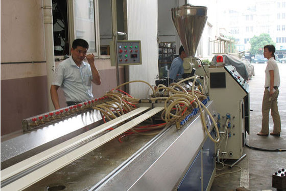 Goede prijs. De dubbel van de de Uitdrijvingslijn van het Schroef Plastic Profiel Deur van pvc en Kaderprofiel die Machine maken online