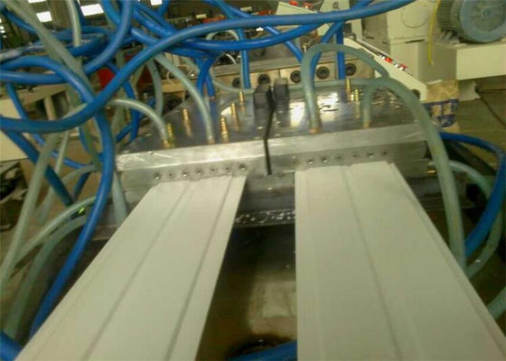Goede prijs. De volledig Automatische Lijn van de het Profieluitdrijving van pvc WPC Plastic voor Deur/Vensterproductie online