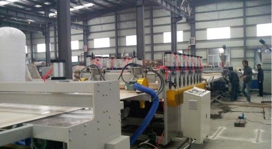 Goede prijs. Houten Plastic Samengestelde de Uitdrijvingslijn van pvc WPC voor de Productie van het Vensterprofiel online
