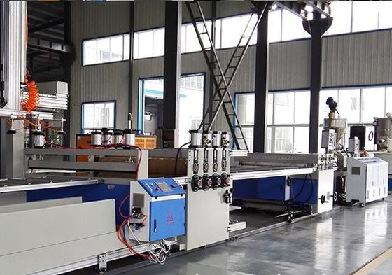 Goede prijs. Het Comité van WPC Plastic van de het Schuimraad van pvc van de Raadsproductielijn 380V 50HZ de Uitdrijvingsmachine online
