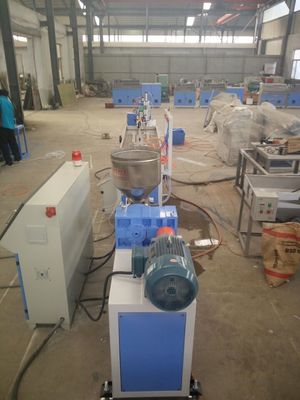 Goede prijs. De professionele Plastic Lijn van de Profieluitdrijving/het Profiel die van pvc WPC Decking Machine maken online