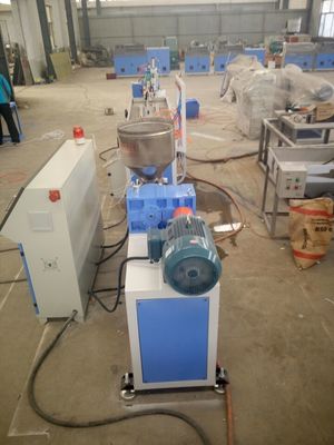 Goede prijs. De Lijn van de het Profieluitdrijving van pvc WPC/pvc-Muurcomité Productielijn het Openlucht Maken van Decking online