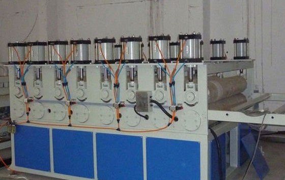 Goede prijs. Pvc-Raadsuitdrijving Manchine met Tweelingschroefextruder, pvc-de Raadsextruder van het Korstschuim online