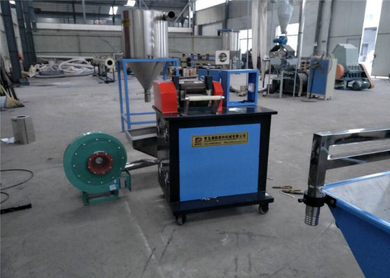 Machine voor het maken van granulaten van PE- en PP-plastiek met een hoge uitstoot