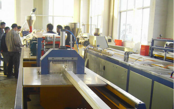 Goede prijs. Openluchtwpc-de Uitdrijvingslijn van het Paviljoen Plastic Profiel, de Machines van het Plankprofiel online