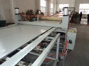 Goede prijs. Drie - de Raadsproductielijn van de Laagwpc Bouw voor de Bekistingsuitdrijving van pvc WPC online